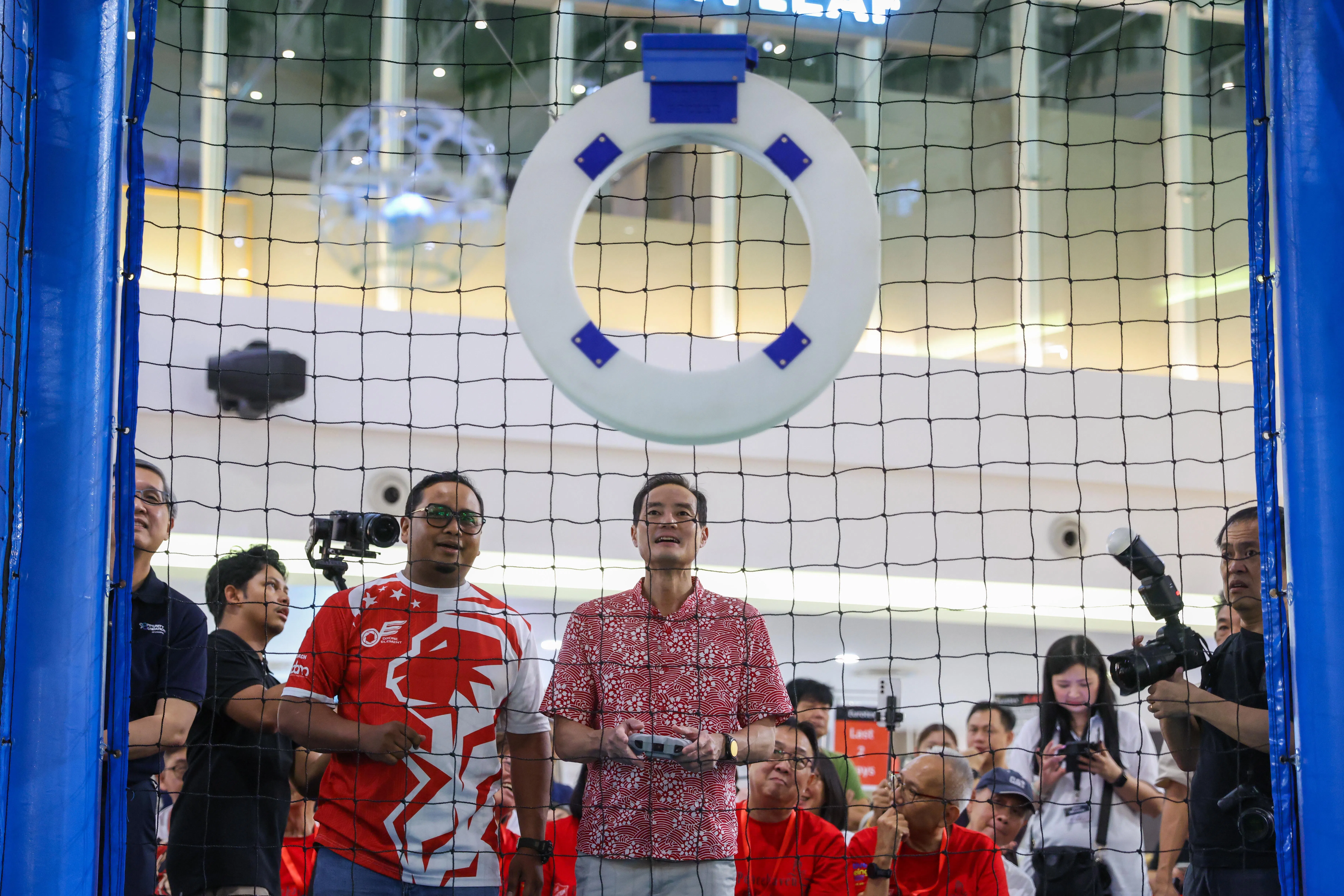活动主宾数码发展及新闻部兼保健卫生部高级政务部长陈杰豪（中），也到场同年长者进行友谊赛。（白艳琳摄）