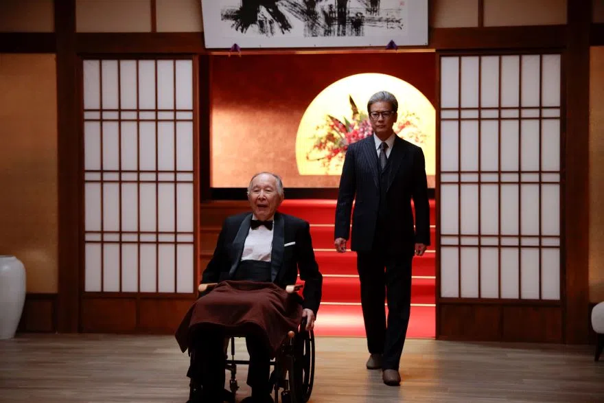 83岁的桥爪功（左）和唐泽寿明同剧斗演技，是难得场面。（互联网）