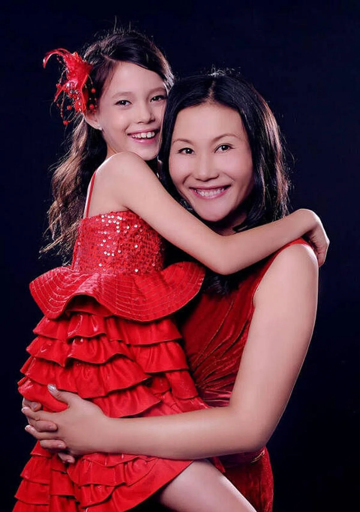 谷爱凌与妈妈的合照，从五官可看出母女相似度高。（取自网络）