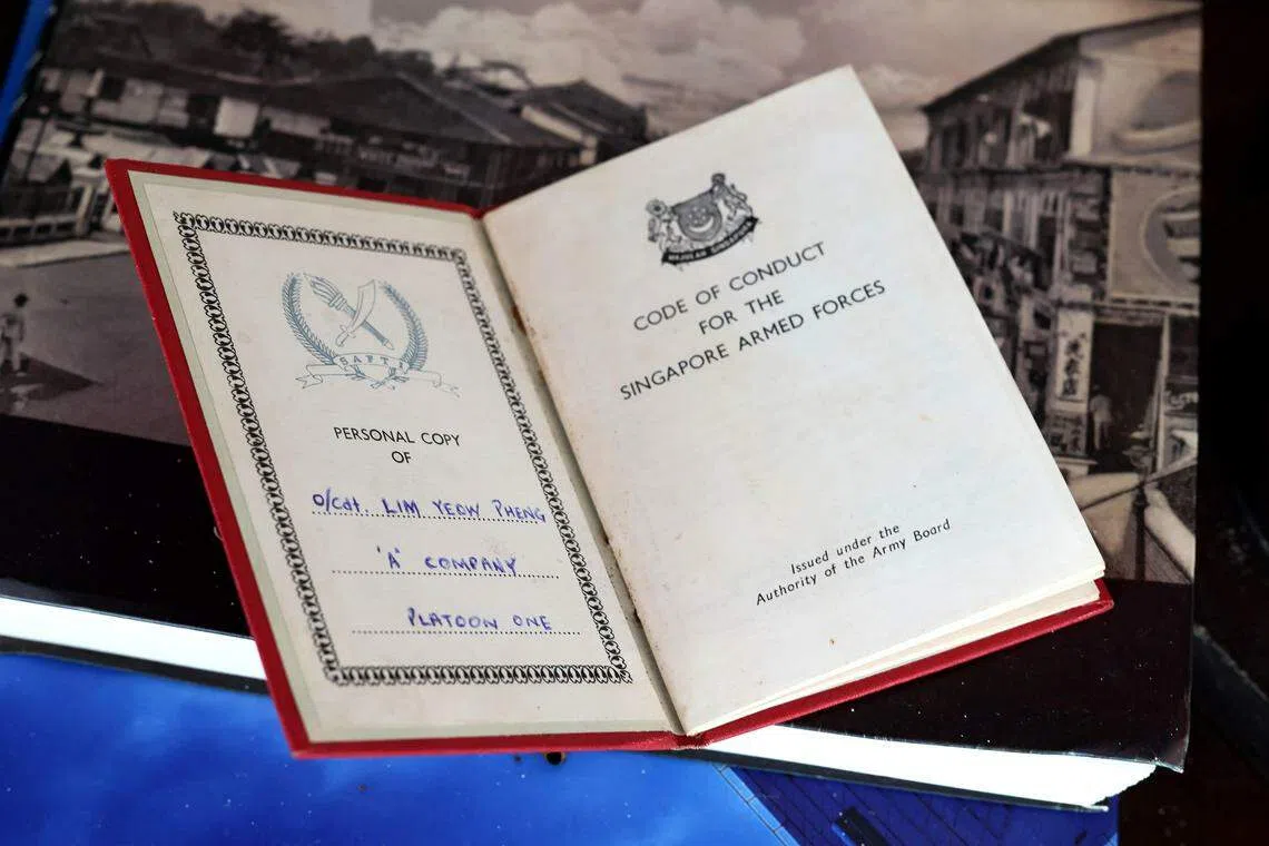 林耀平关于新加坡武装部队行为守则的小红册。（龙国雄摄）