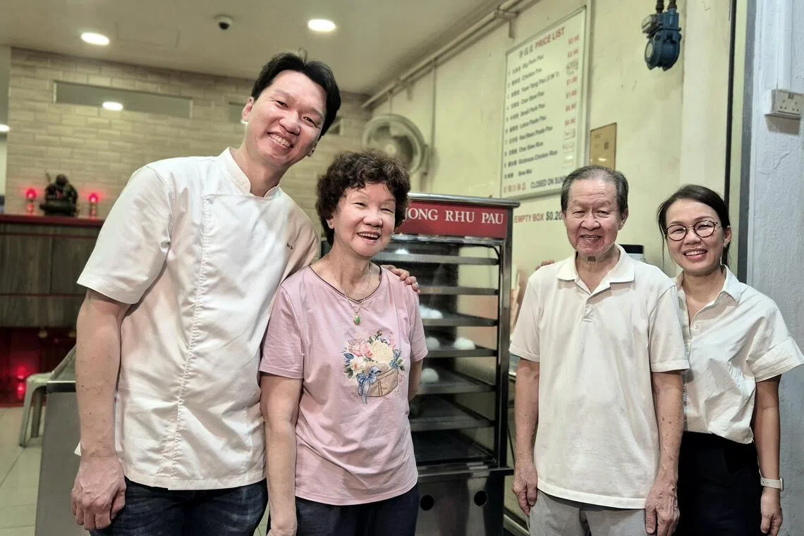 叶炳华（右二）和太太洪宝珠（左二）、儿子叶伟杰、女儿叶晓菁，齐心带领丹戎禺包点迈向新时代。（陈爱薇摄）