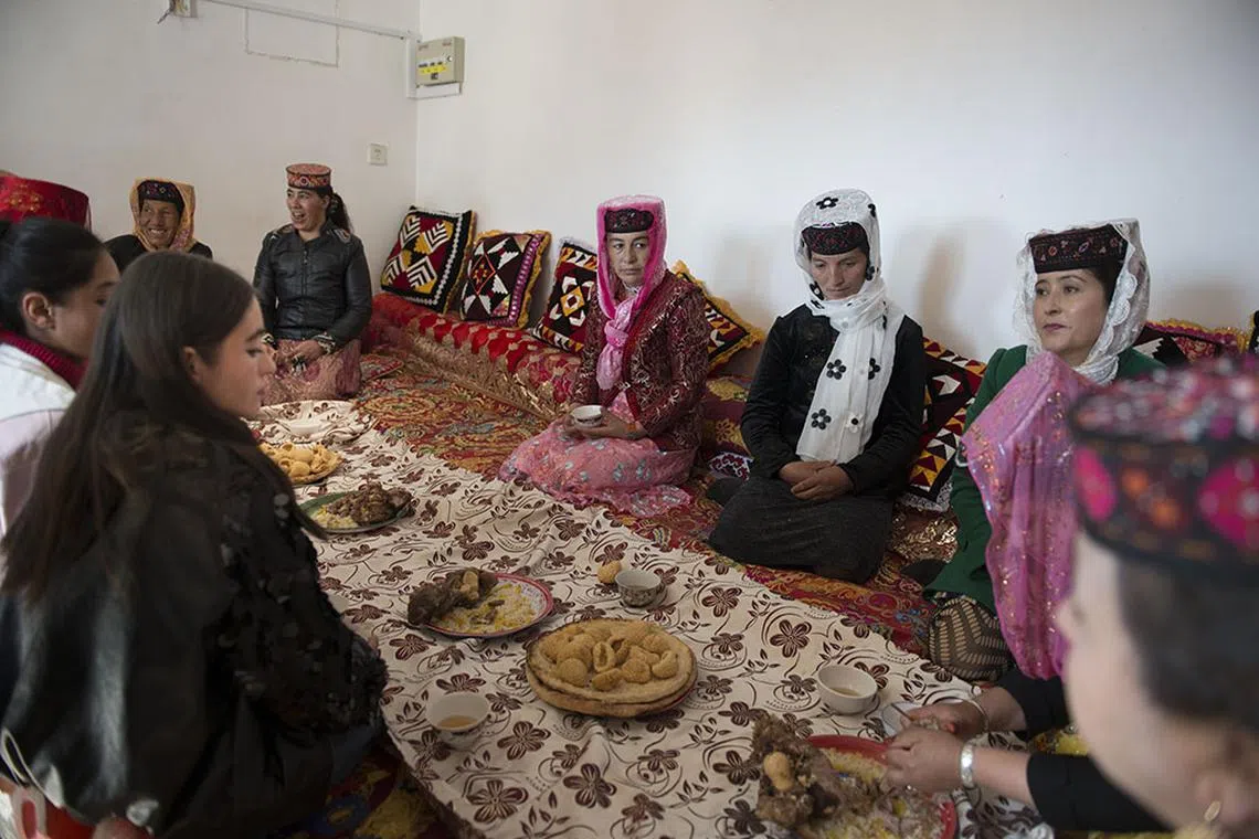 赴宴男女分席而坐，夫妻一起出席也要入乡随俗。（叶文基摄）