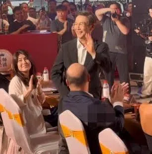 刘松仁起身与粉丝挥手打招呼。（互联网）