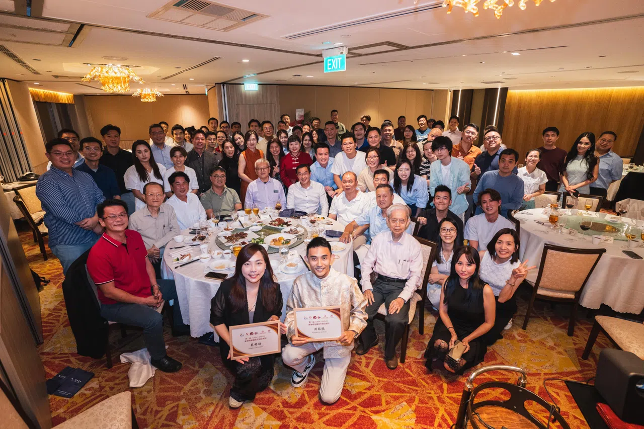 泉属会馆青年团今年3月底举行交接仪式，来自六会馆的约100名年轻代表踊跃出席。（受访者提供）