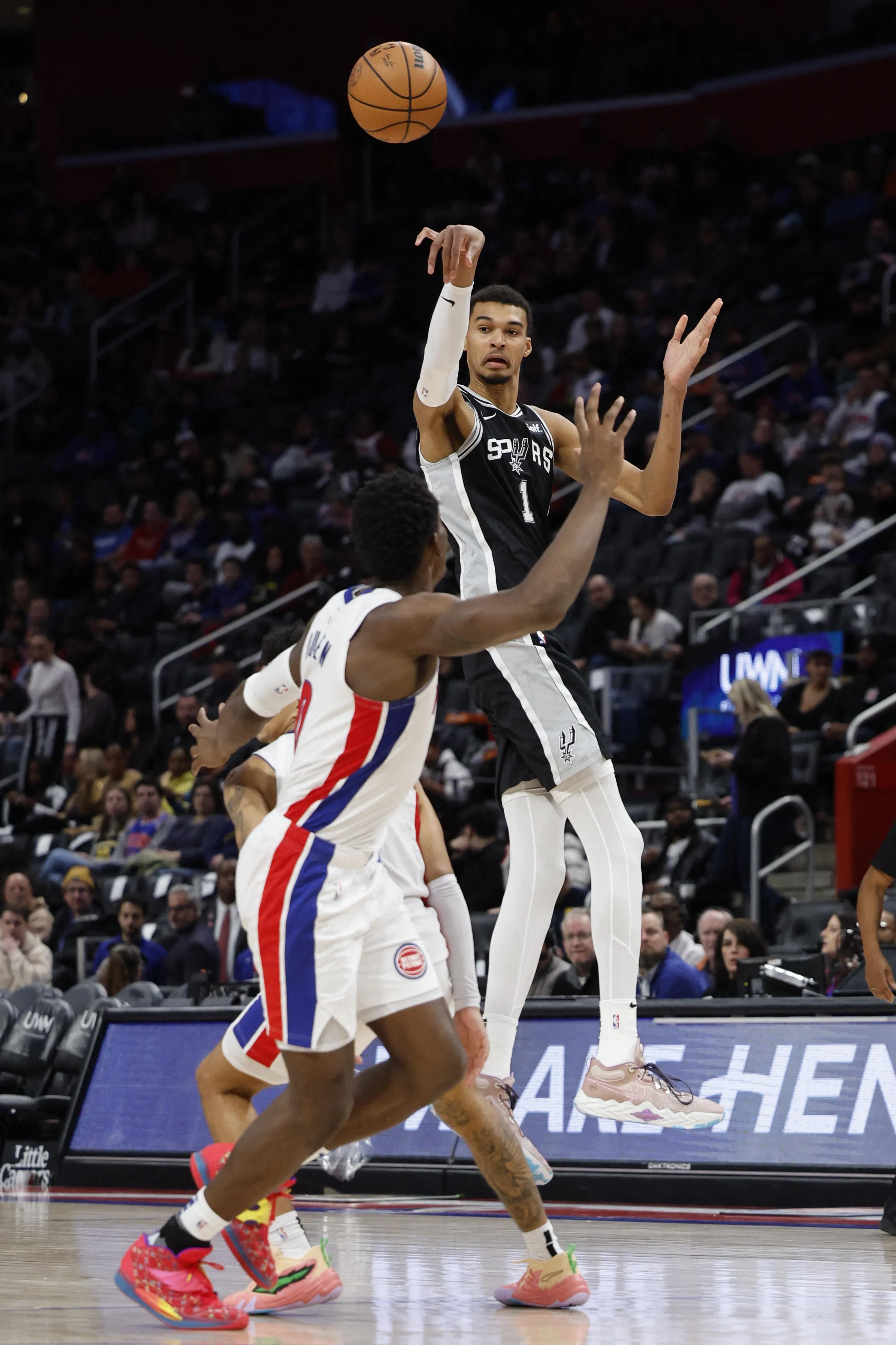 文班亚马（1号）夺得16分、12篮板和10助攻，收获生涯首个三双数据。（路透社）