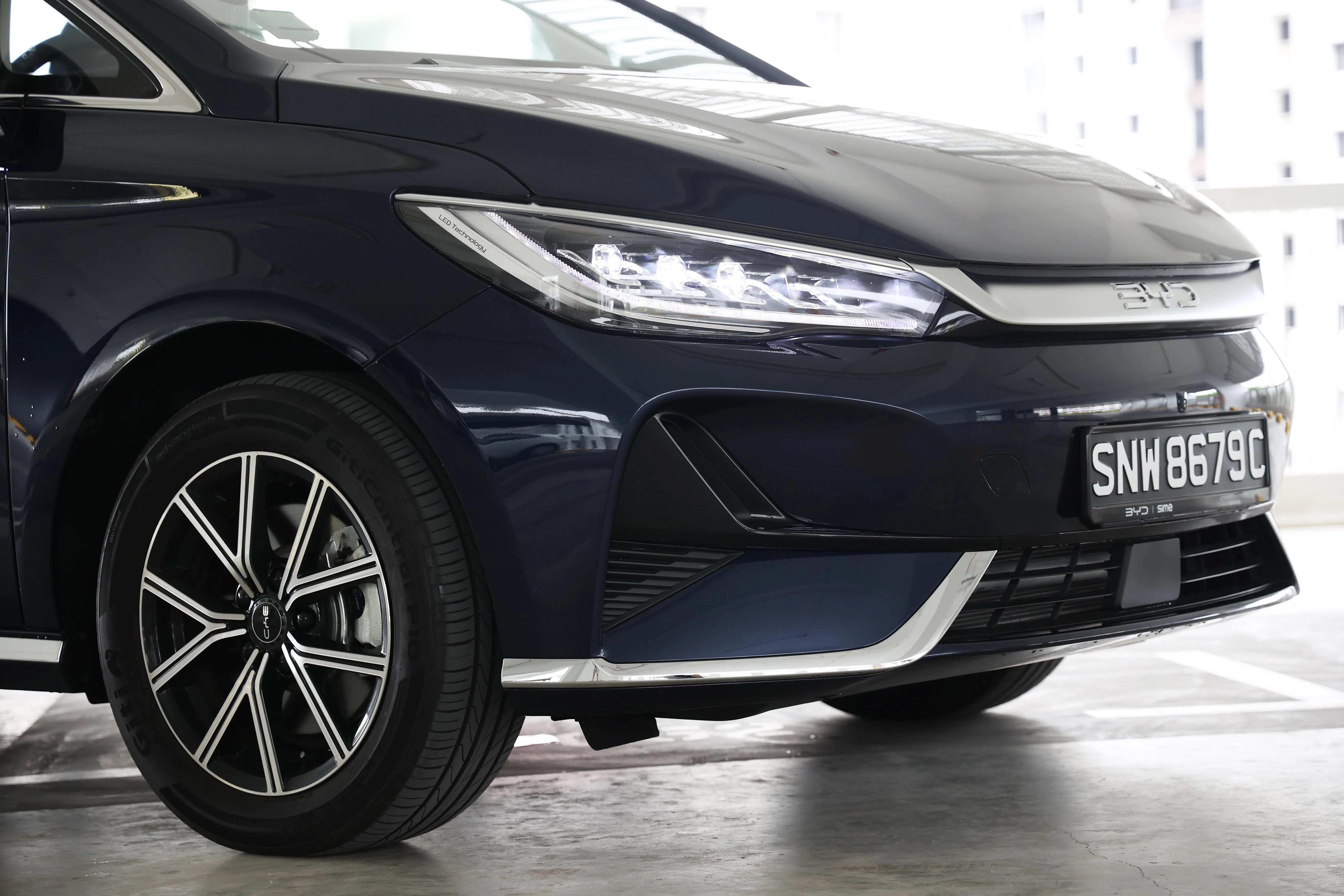 两侧线条锐利的LED大灯搭配下方硕大进气口，造型张力十足。（蔡家增摄）