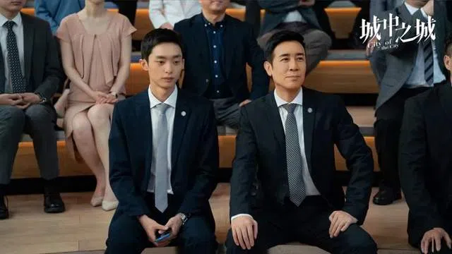 白宇帆（左）和于和伟师徒结缘，共同抵抗各种利益诱惑。（互联网）
