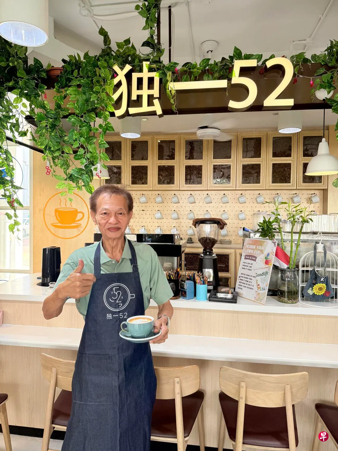 “独一52”咖啡座犹如街坊情感联络站，钟福兴有机会在这里发挥所长，觉得日子过得充实、有意义。 （蒙福关爱提供）