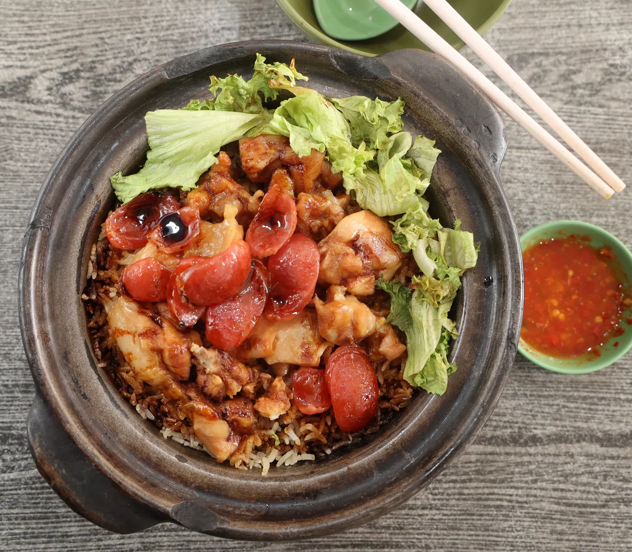 福和小炒砂煲饭现点现做，以确保米饭和配料完美融合。（邬福梁摄）