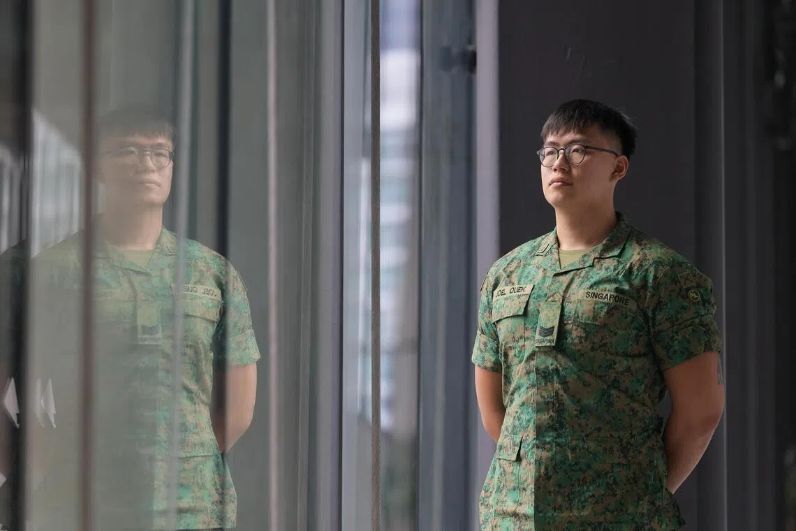 陆军部队机动化步兵三级上士郭奇峰，入伍前是国家篮球队运动员，因患有退行性椎间盘疾病，并伴有纤维环裂隙和椎间盘突出，影响了体能等级分类。（张俊杰摄）