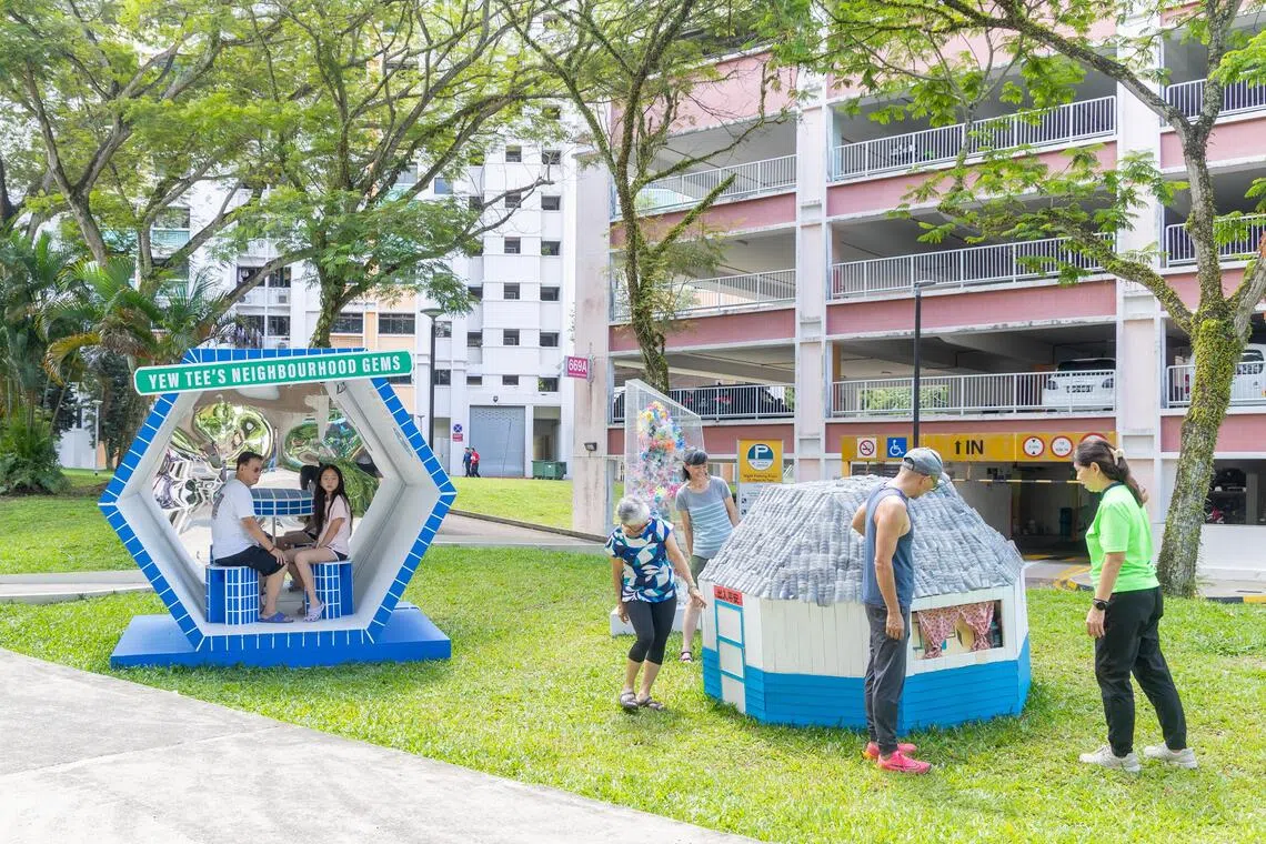 以回收瓶子打造成的甘榜屋和花园带入油池区的历史，展现油池从甘榜发展为现代组屋区的蜕变。（吴先邦摄）