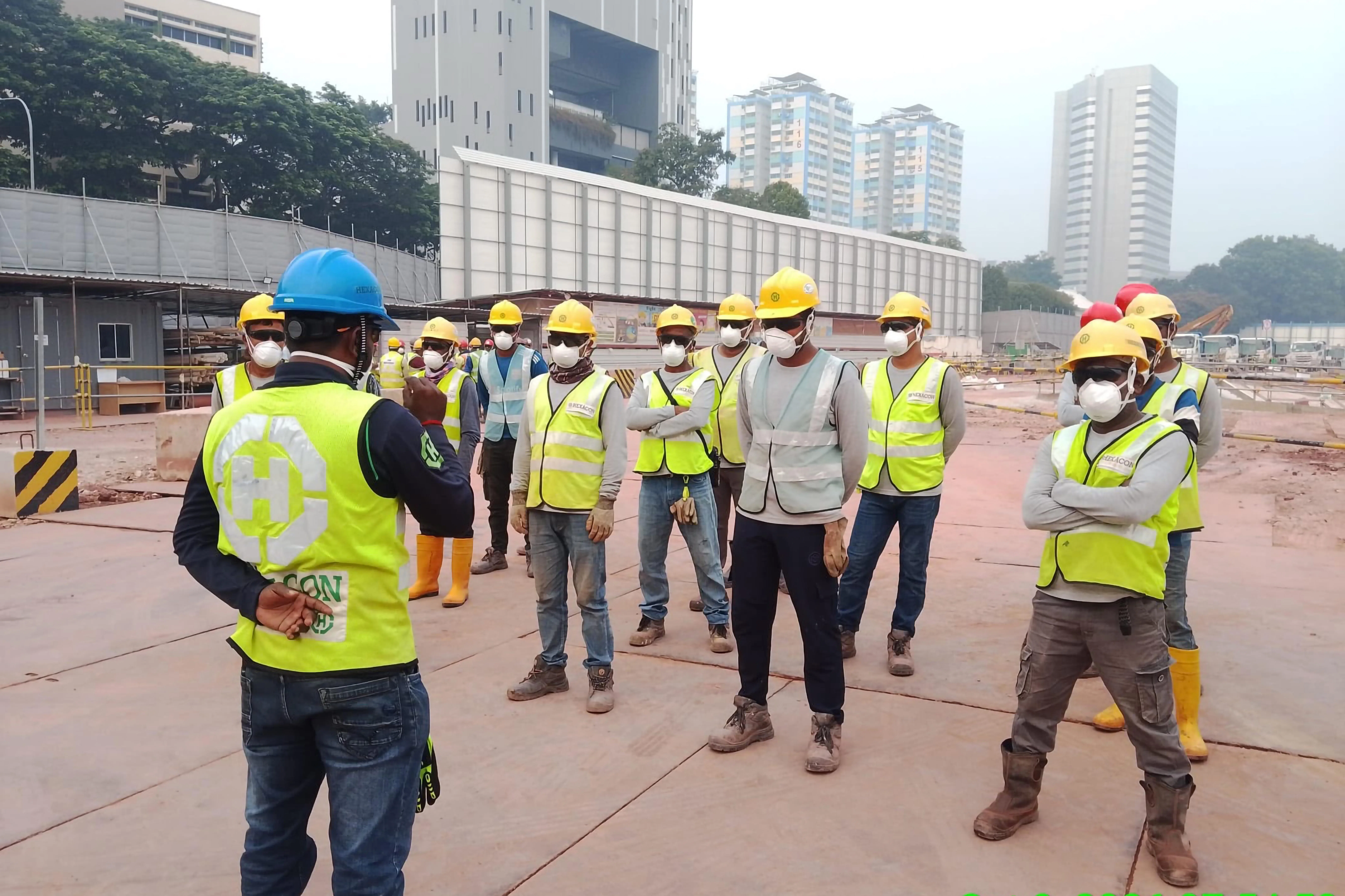 会成建筑在烟霾期间，为工地人员提供N95口罩使用培训并发放口罩，图摄于10月9日。（受访者提供）