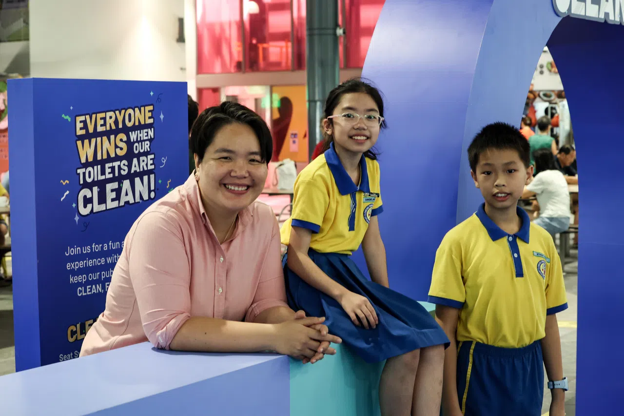 锦明小学品格与公民教育部门主任张康风（左起）、四年级学生卢雨珍与许毅琛，认为保持厕所环境清洁，人人有责。（关俊威摄）