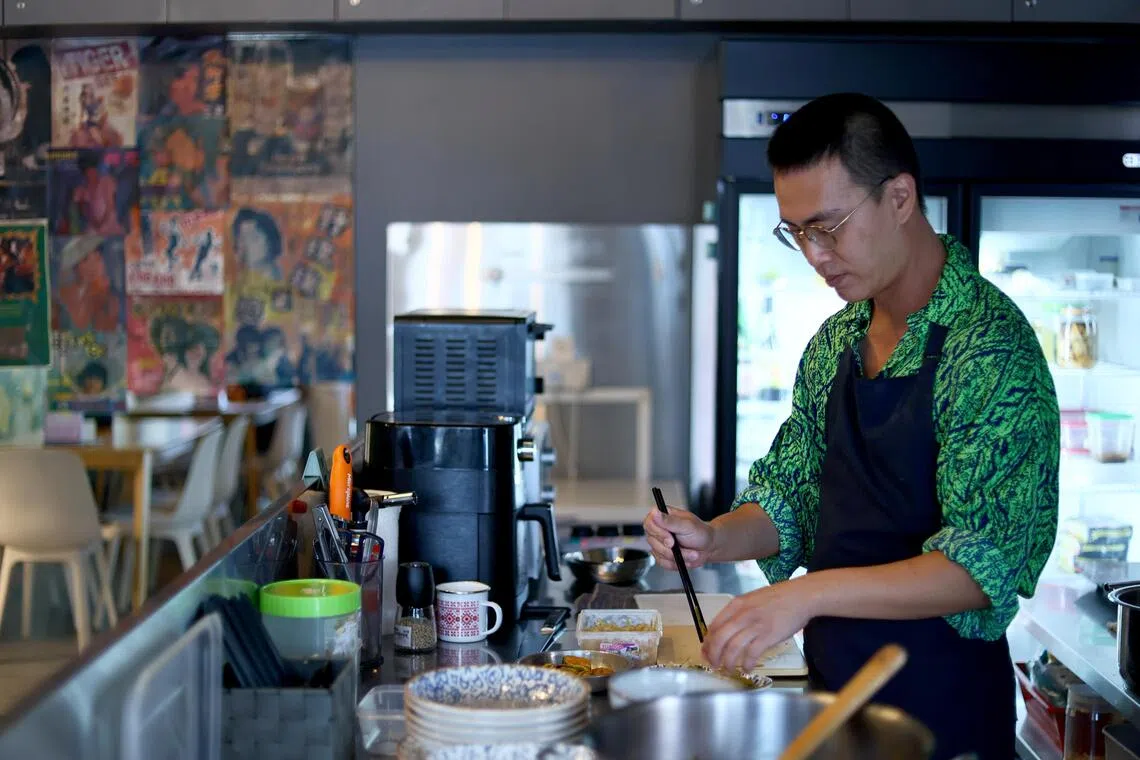 “实堂”驻馆艺术家柯凯文正在制作冷咖喱腌贻贝与热带风沙拉。（龙国雄摄）