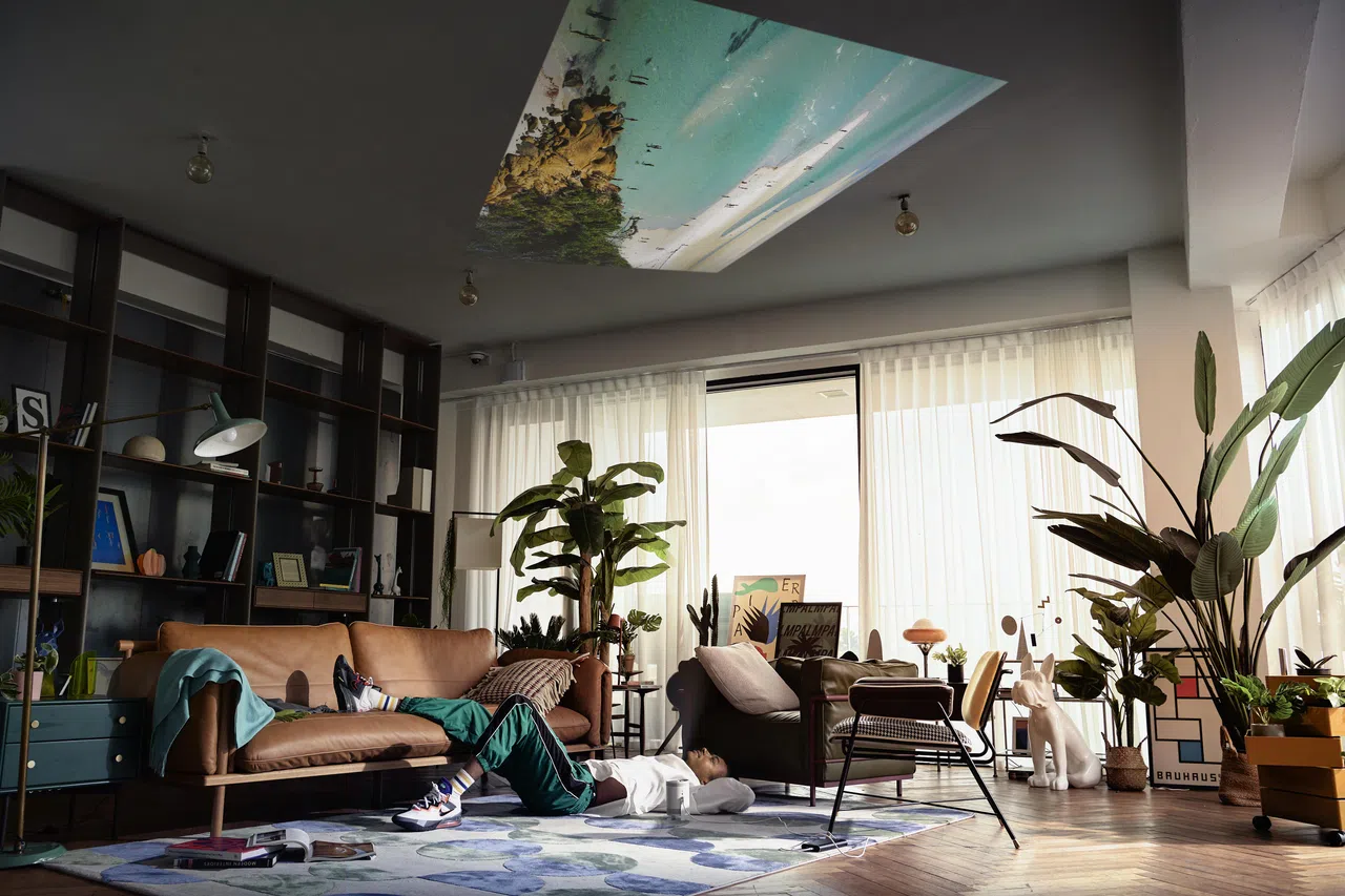 只须转动机身，三星第二代Freestyle便能将影像投射在天花板上，用户可躺下观赏影片。（商家提供）