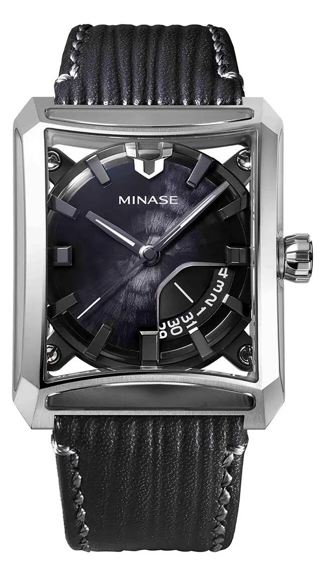 表盘外圈经离子镀黑处理，品牌标志性钻孔痕迹通过Sallaz抛光技艺呈耀眼银色光泽。（Minase提供）