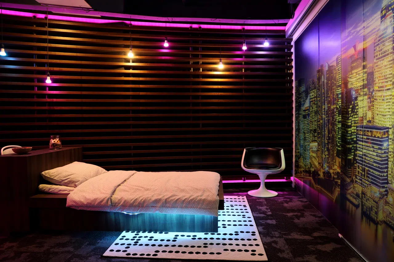 照明会影响身心健康，根据个人需求调整灯光亮度，既能省电，也有助入眠。（龙国雄摄）