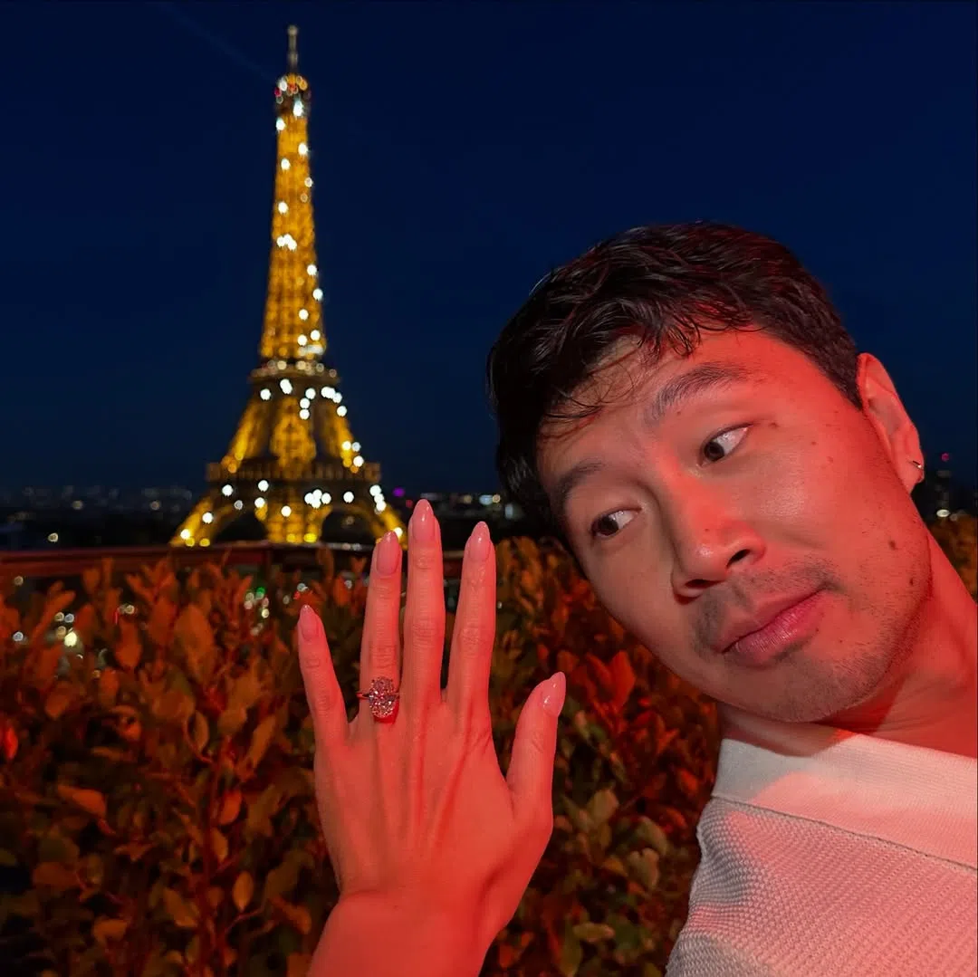 刘思慕与钻戒逗趣合照。（取自刘思穆IG）