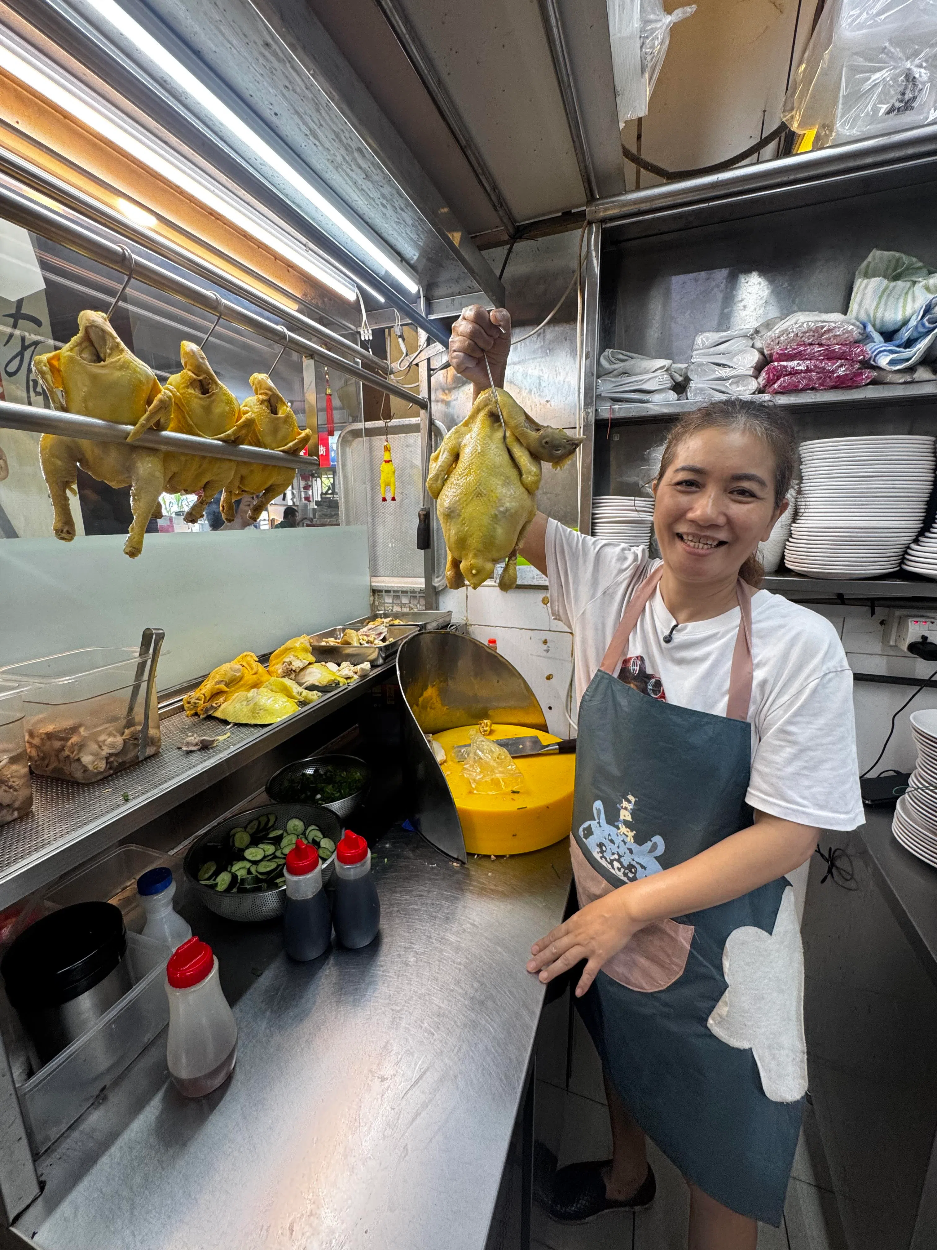 亚五海南鸡饭选用新鲜上等且低脂的甘榜菜园鸡。（翁铭芯摄）