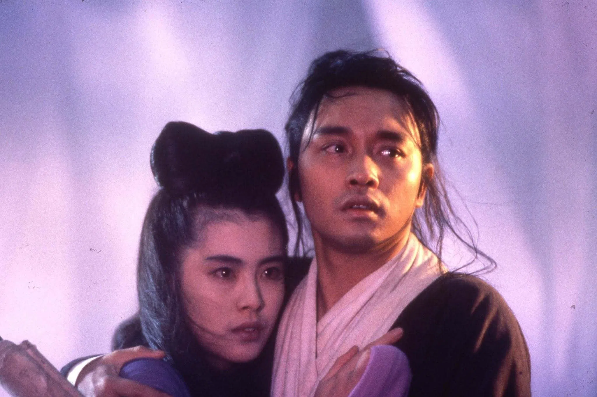 王祖贤（左）和张国荣主演的《倩女幽魂》堪称不朽经典。（互联网）
