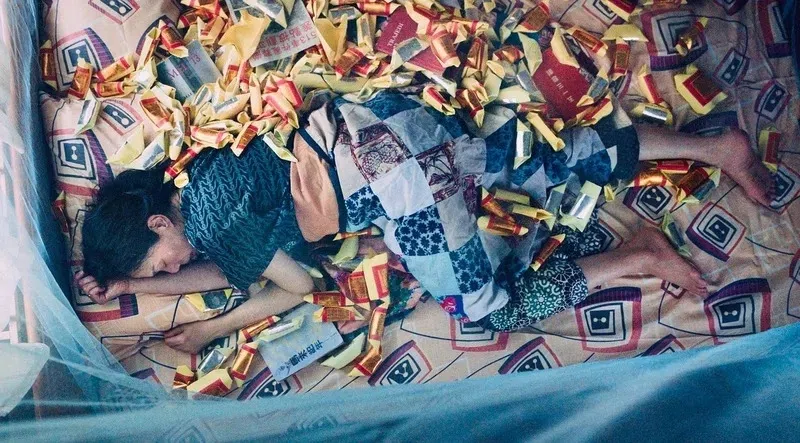 《五月雪》片中一幕为万芳被丈夫怒撒冥纸，诠释女性在社会中无话语权的卑微。 （互联网）