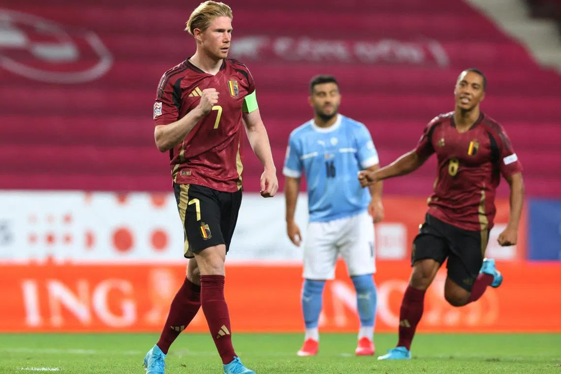 德布吕纳（左）在欧锦赛后继续为国家队效力，并帮助球队顺利拿下三分。（路透社）