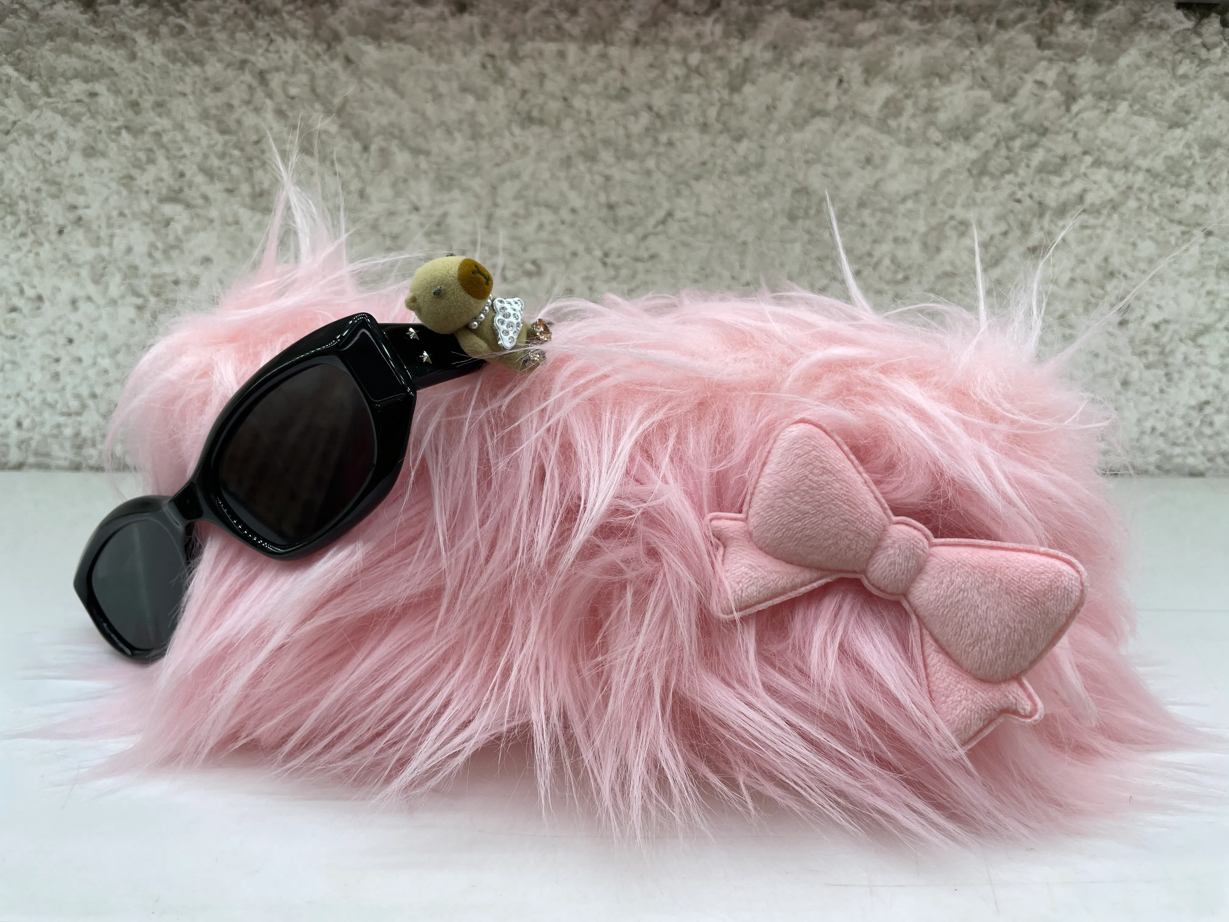 每副Jennie联名眼镜都附上这款能充当手握包的粉红色毛茸茸眼镜盒。（林方伟摄）