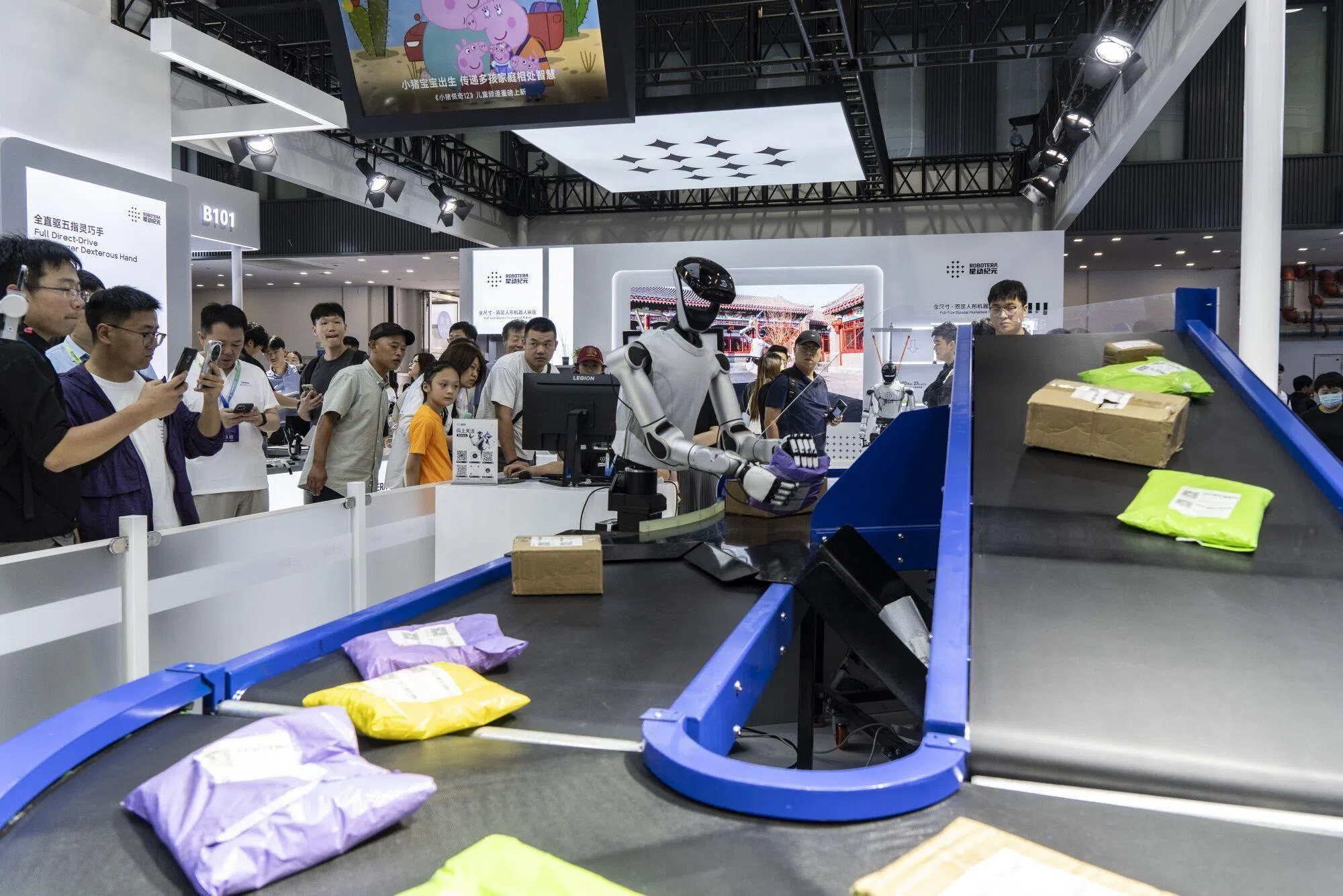 一款人形机器人星期三（8月19日）在2026世界机器人大会上，展示包裹分拣。（彭博社）