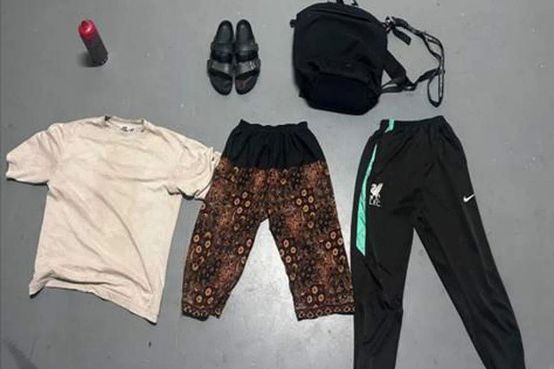 警方收缴18岁涉案男子干案时的物件，作为证物。（新加坡警察部队提供）