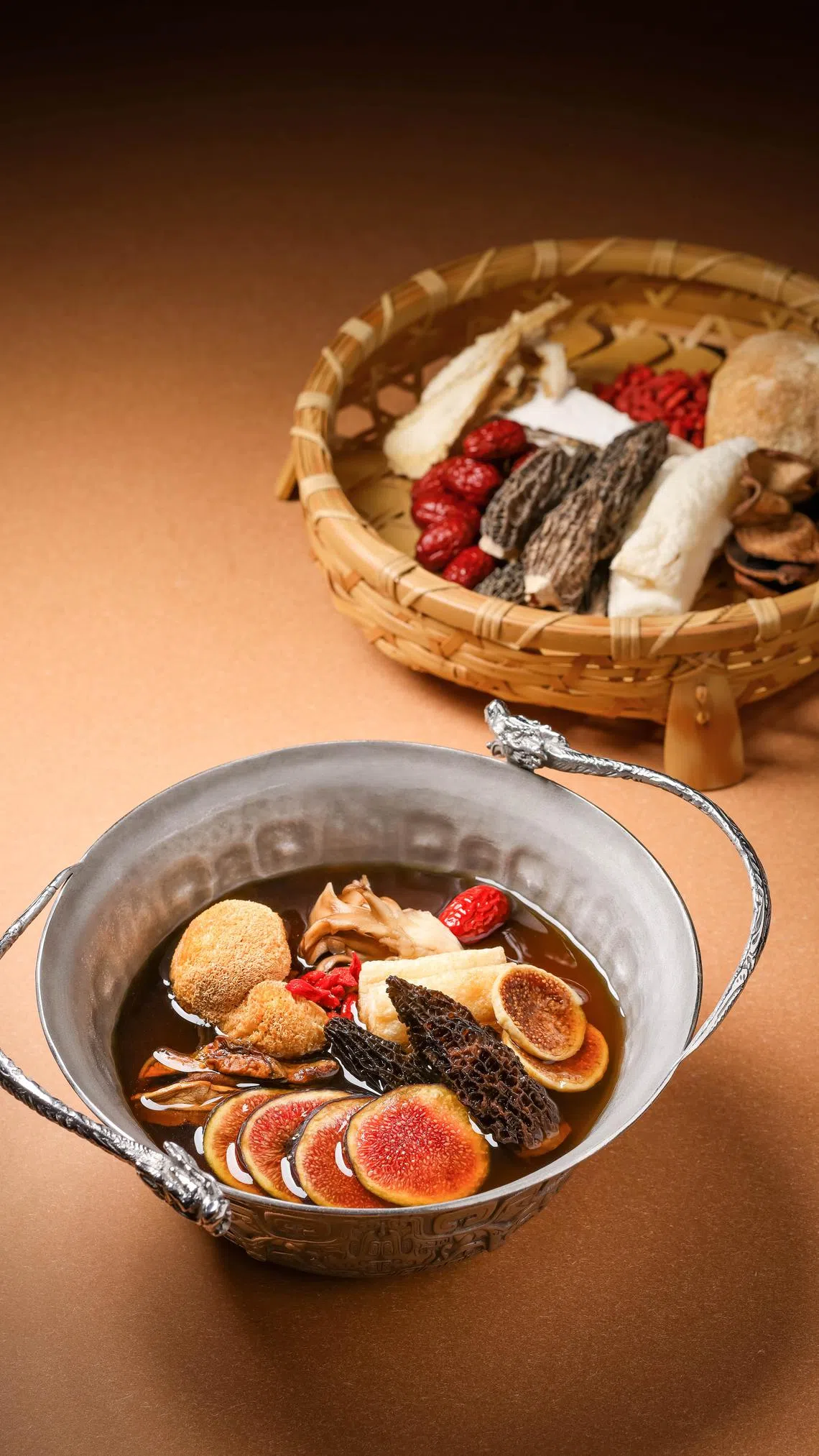 “尚汤•江振诚主理”餐馆有八种亚洲风味汤底，无花果百菇药膳汤是其中一款。（餐馆提供）
