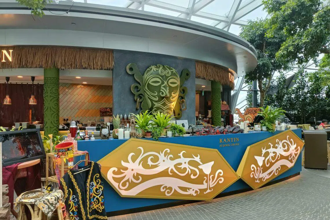 餐馆设计有原住民风情，充满绿意和自然采光，让人感觉仿佛处于树林中。（黄亿敏摄）