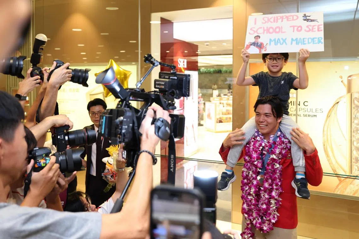 墨士廉让陈昱恺骑在肩上，在镜头前合影。（林明顺摄）