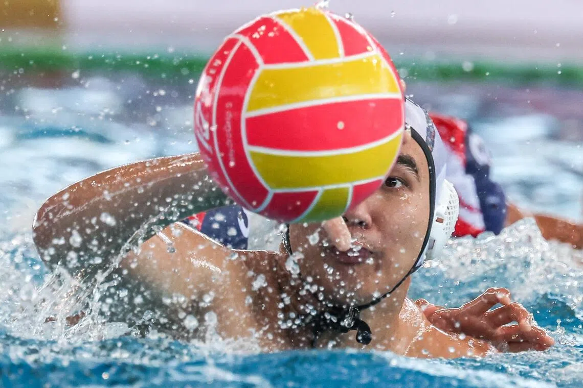 我国水球选手陈文凯迅速扑向来球，瞬间激起水花，场面紧张激烈。（白艳琳摄）