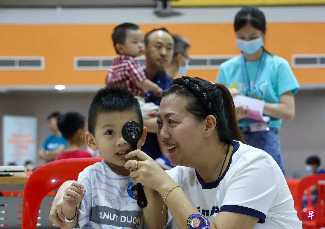 国大医学生走进邻里免费为儿童查近视防蛀牙| 联合早报