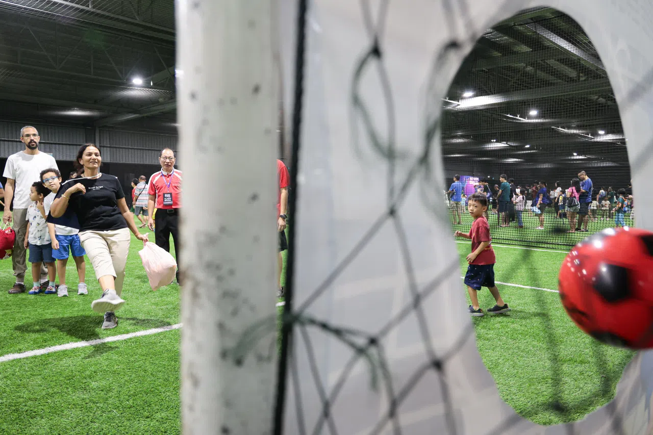 民众在义顺跨年倒数活动的足球游戏摊位前小试身手。（李冠卫摄）