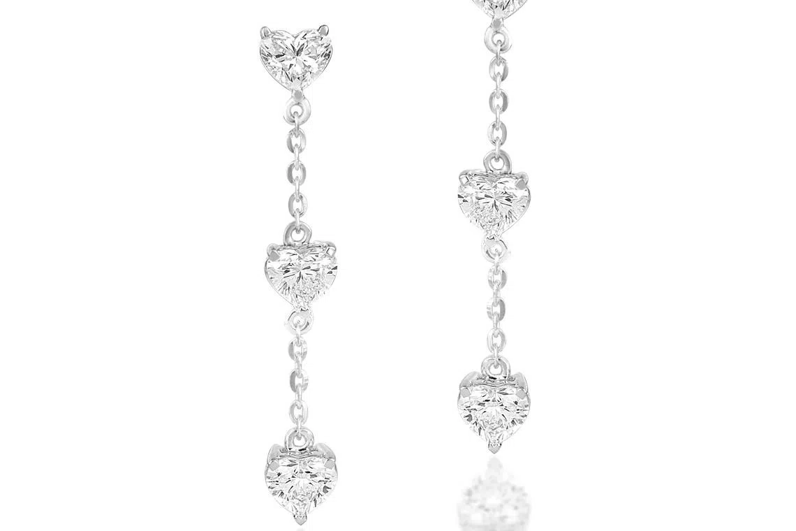 用Diamond2实验室钻石打造的心形吊坠耳环，搭配18k白金。（Diamond2提供）