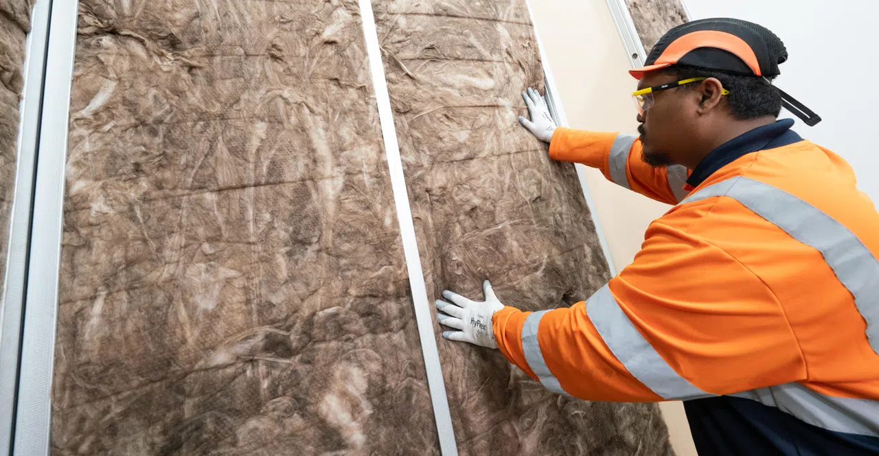 玻璃棉的碳排放量比传统岩棉低，具备低碳优势，可降低建筑业的碳足迹。（Knauf提供）