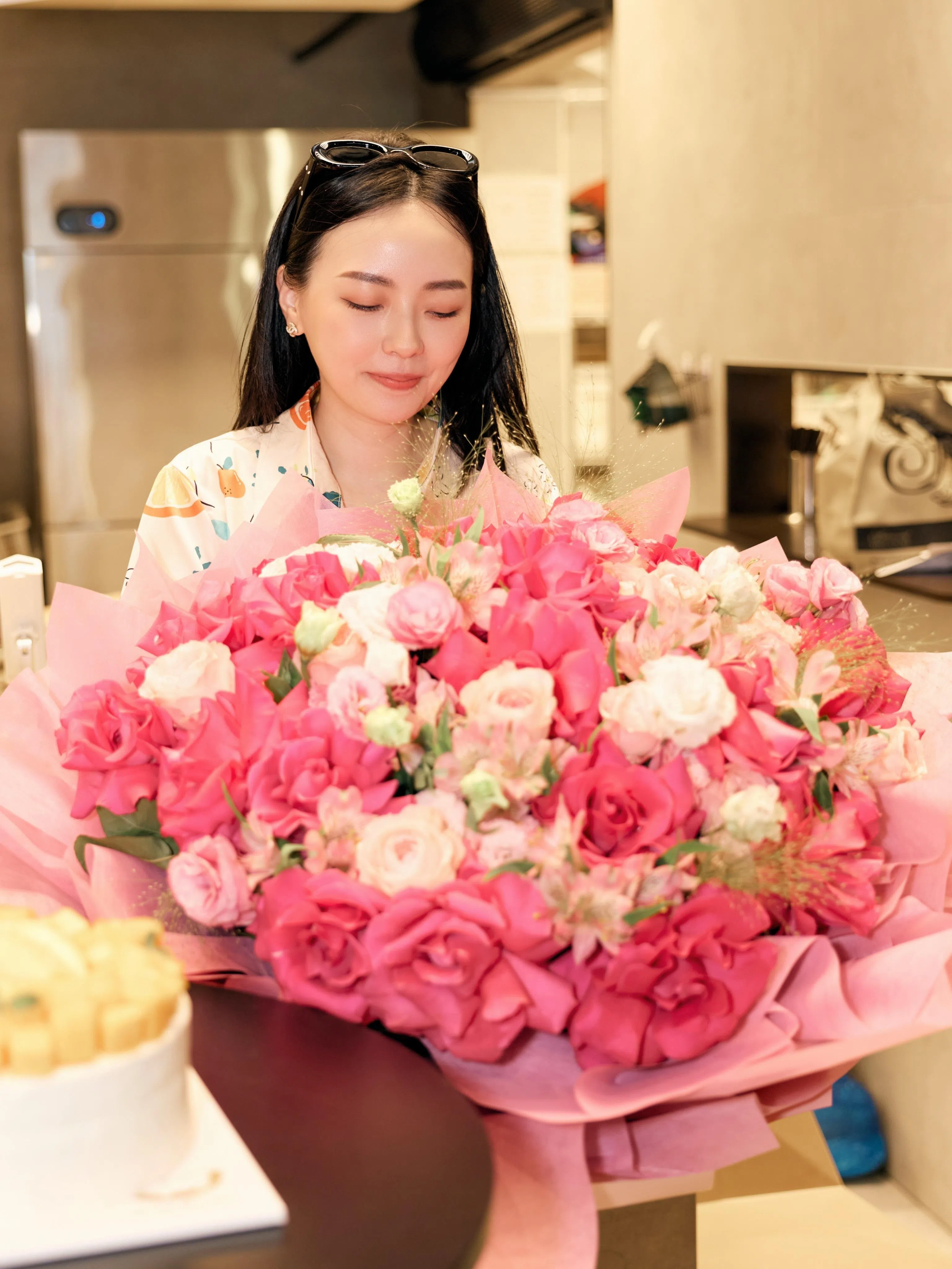 妻子Gina与儿子同天生日，李腾为妻子送上一大束鲜花。（取自李腾IG）