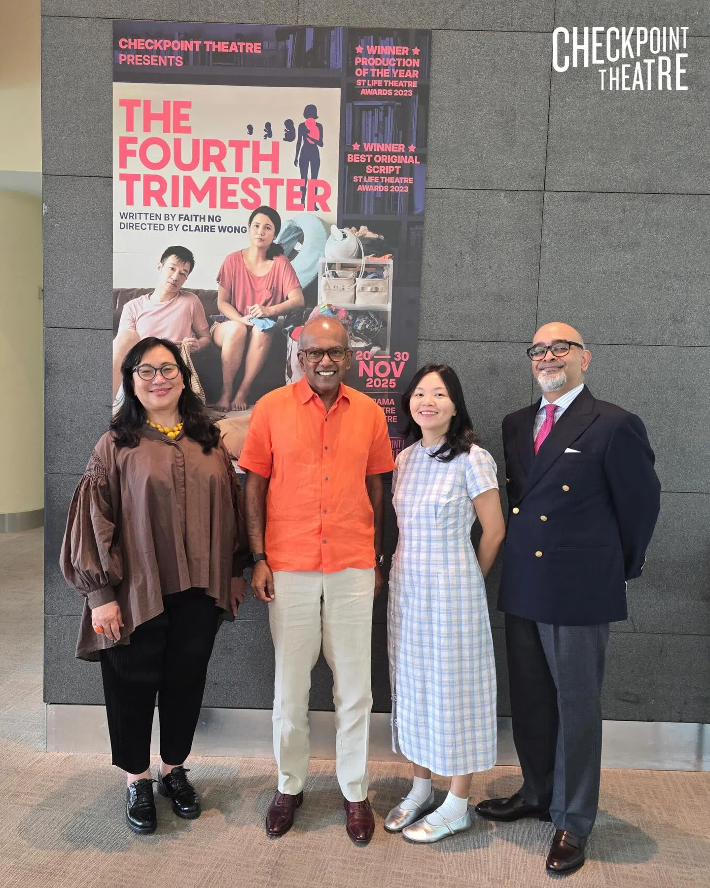 尚穆根（左二）最近观看了凯门剧场呈献的英文戏剧《第四孕期》（The Fourth Trimester），并与这出剧的导演黄翠玲（左起）、编剧黄淑敏和担任戏剧构作的胡兹·苏莱曼（Huzir Sulaiman）交流。（取自尚穆根脸书）