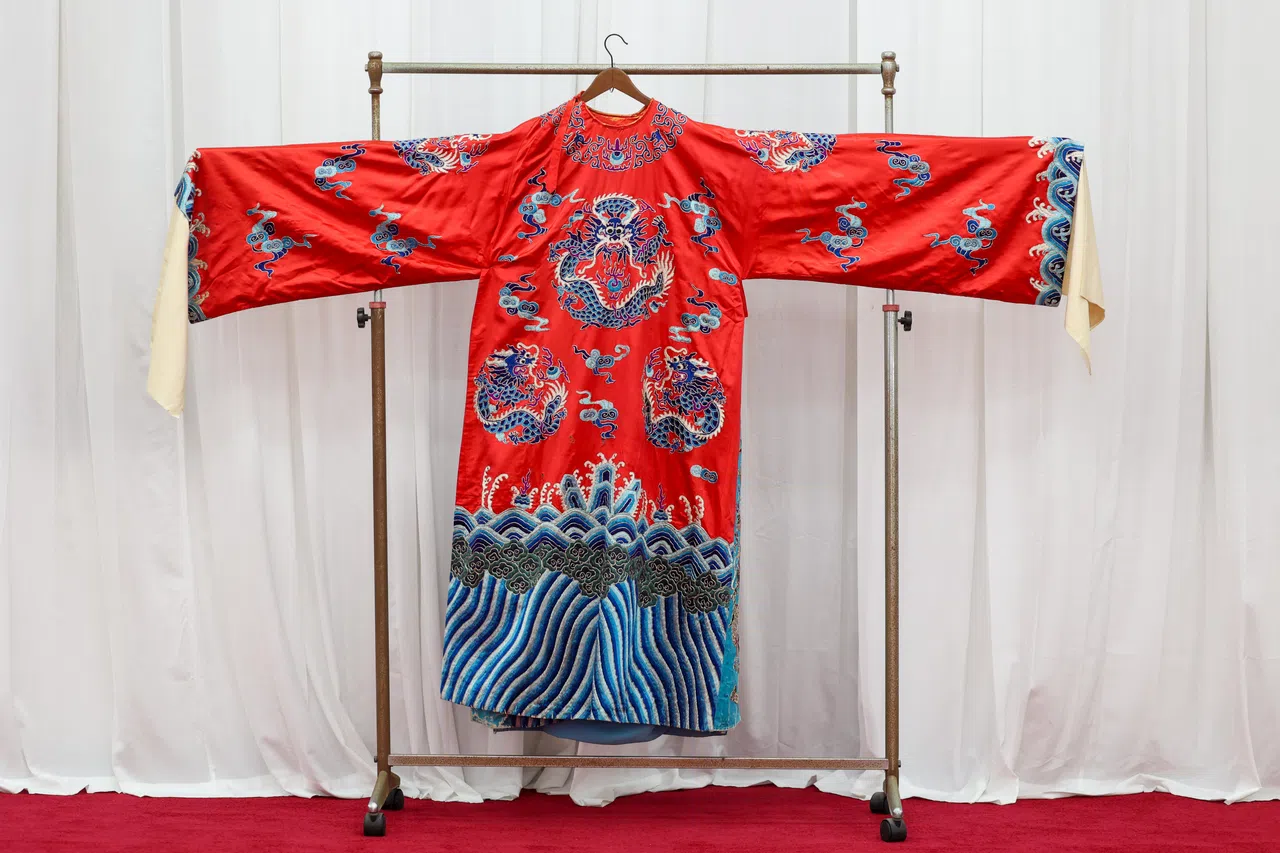 现今京剧舞台上，老生戏里的帝王都穿红色龙袍。图为平社的收藏。（关俊威摄）