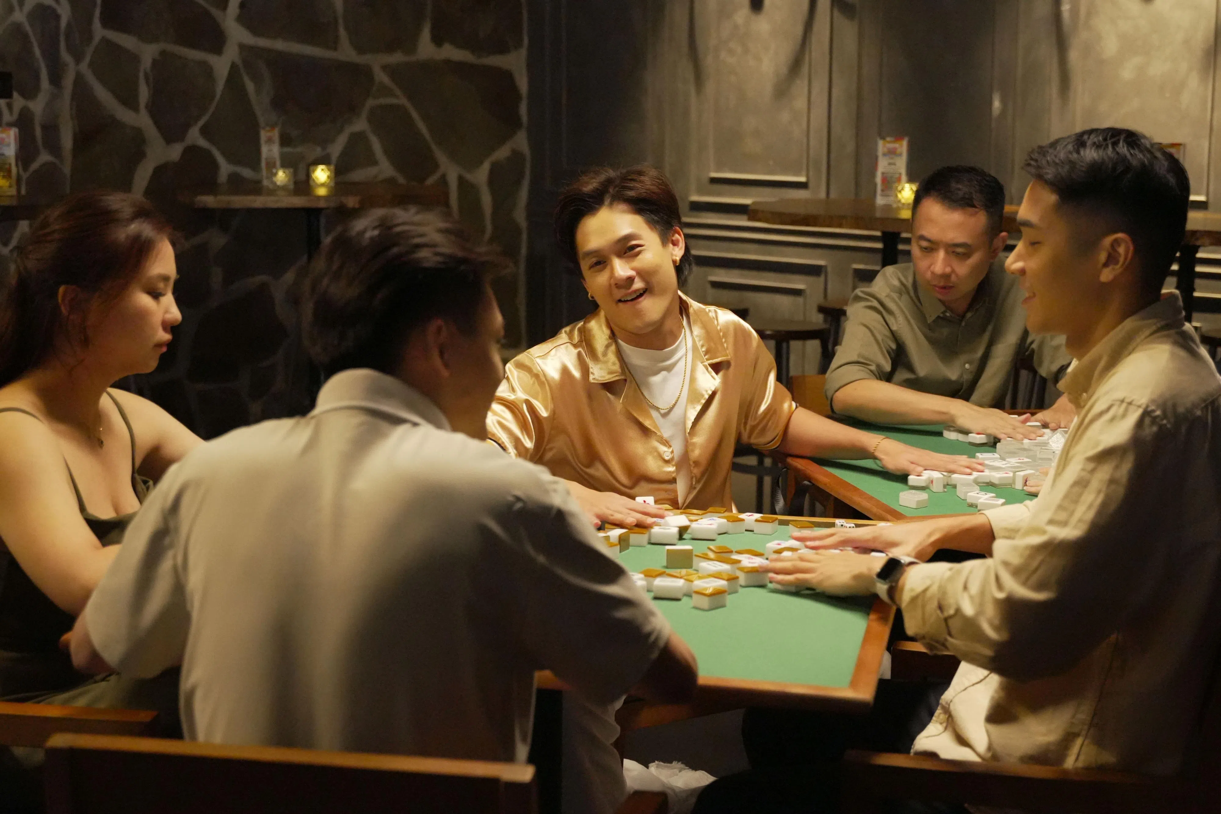 入围金马影帝的许瑞奇（中），在贺岁片《我的人生我自摸》里饰演牌桌上的天之骄子。（嘉华院线提供）