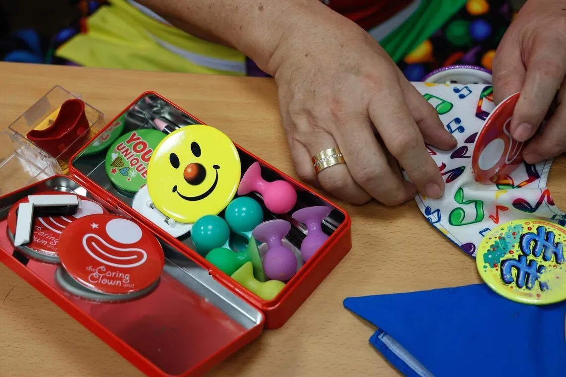 简单的道具，让表演更生动。（林明顺摄）