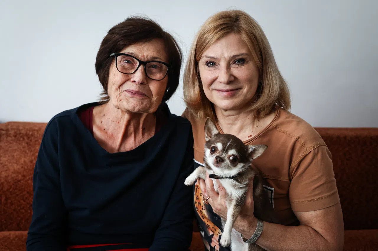 2月4日，采访团队走访了索斯诺维茨，采访从战争初期便逃难至波兰，已在当地安顿下来的乌克兰难民玛丽娜（右）与她的母亲莉迪娅。（李健玮摄）