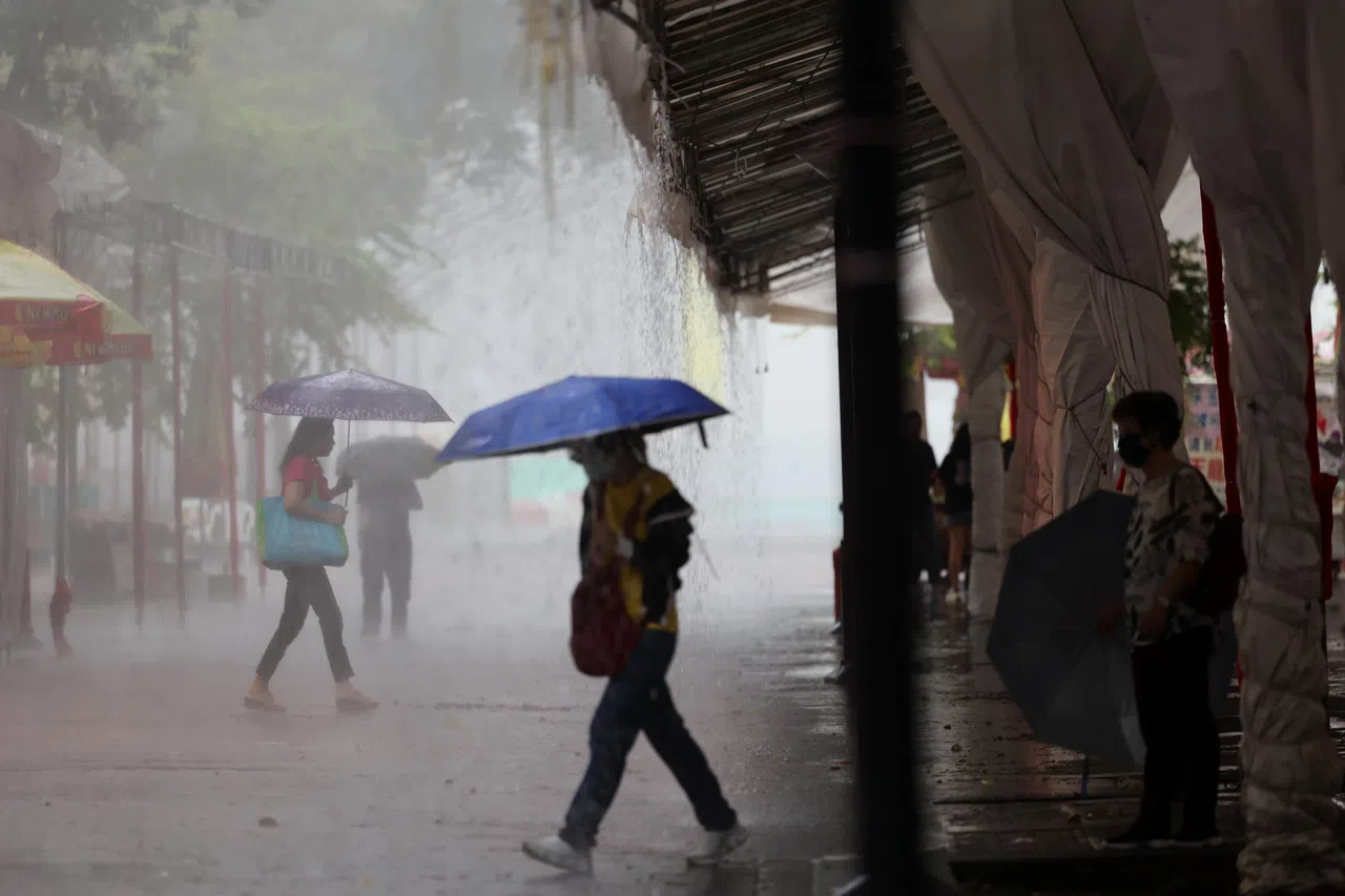 亚峇街也下起滂沱大雨。 （何家俊摄）