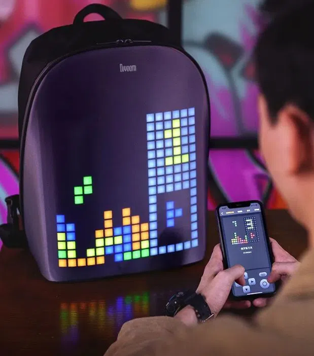 Divoom像素背包，包面LED屏幕可以连接手机打游戏。（互联网）