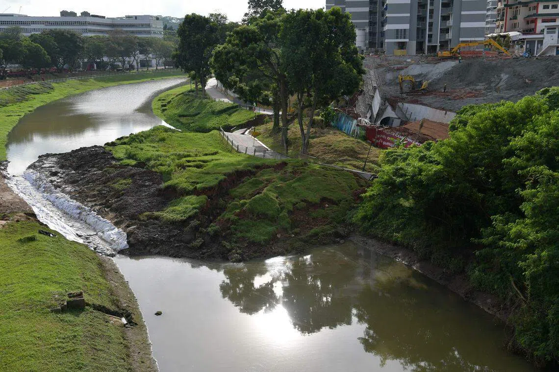 坐落于金文泰6道和联邦西道的Clementi NorthArc，建筑工地西边在2022年9月2日发生泥泻事故。事发时工地泥土倾泻冲倒挡土墙，造成公园连道断裂，部分泥石流入乌鲁班丹河道。（档案照片）