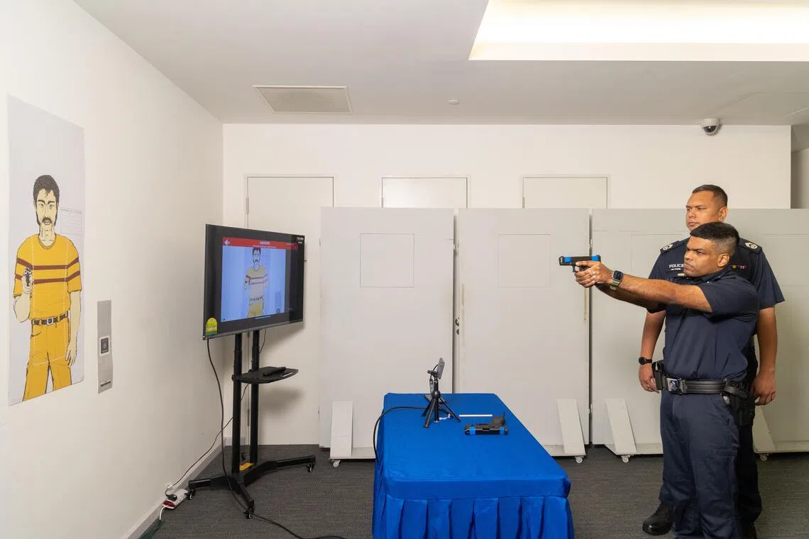 有了新系统，警员在无实弹训练中，可参考实时反馈和数据，及时调整站姿、握姿和发力。（吴先邦摄）