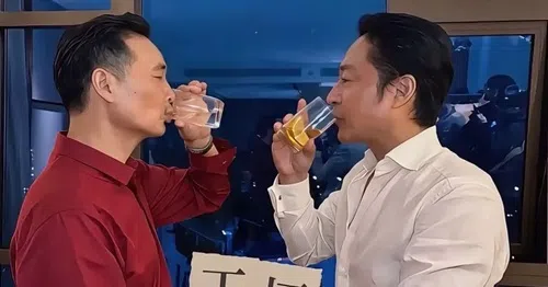 马景涛（右）与女友父亲把酒言欢，同年的两人看上去像兄弟。（互联网）