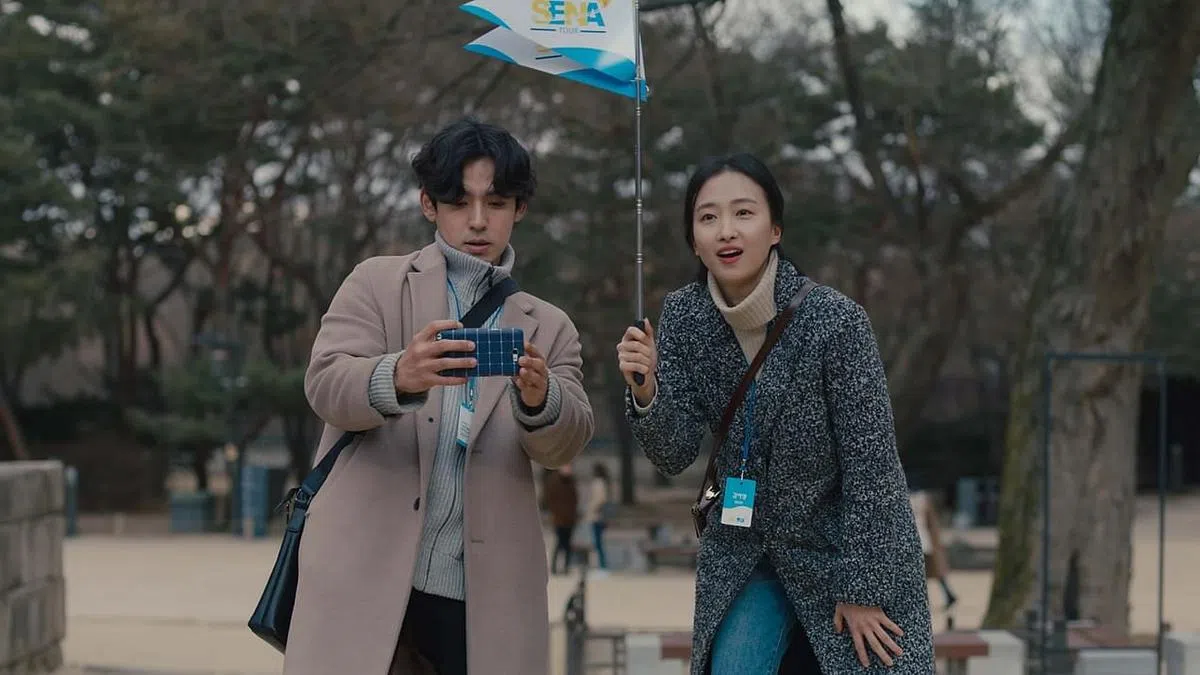 姜亨锡（左）扮演有难言之隐的导游。（嘉华提供）