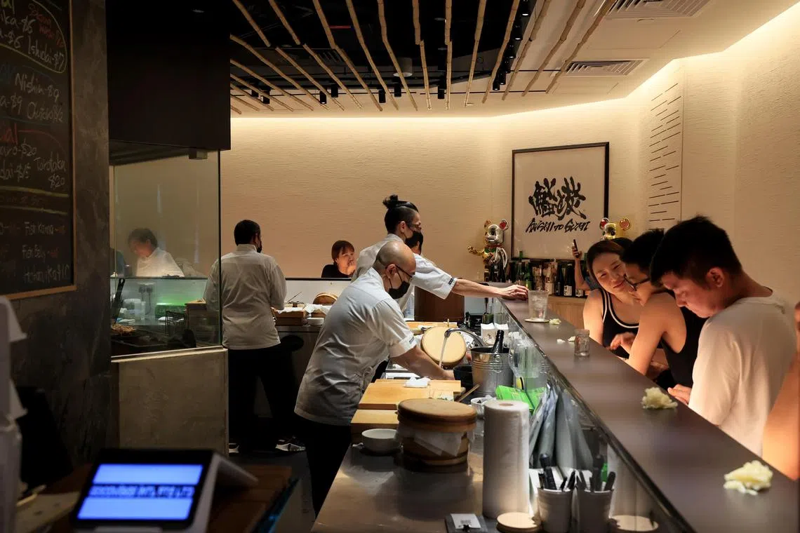 Sushi to Sumi有19个站位，三位师傅在顾客面前捏制新鲜寿司。（龙国雄摄）